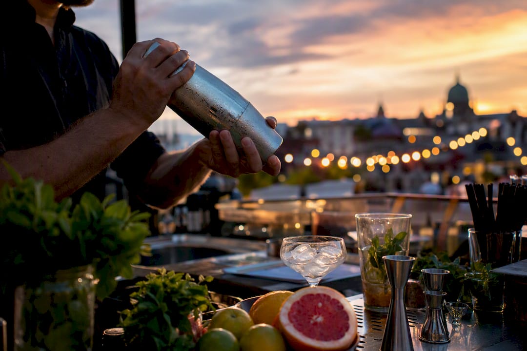 Hands pouring gin cocktail in masterclass
